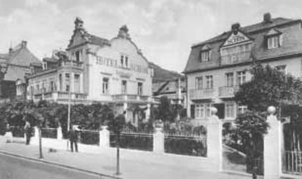 Das Hotel Schön an der Uferstraße mit Vorgarten