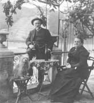 Karl Schön und seine Frau Margarethe auf der Terrasse