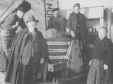 Die Familie bei der Weinverarbeitung im Hof