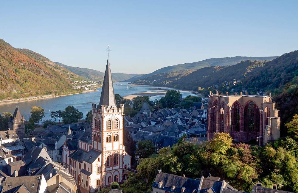 Bacharach mit Fachwerk und Wernerkapelle am Rhein