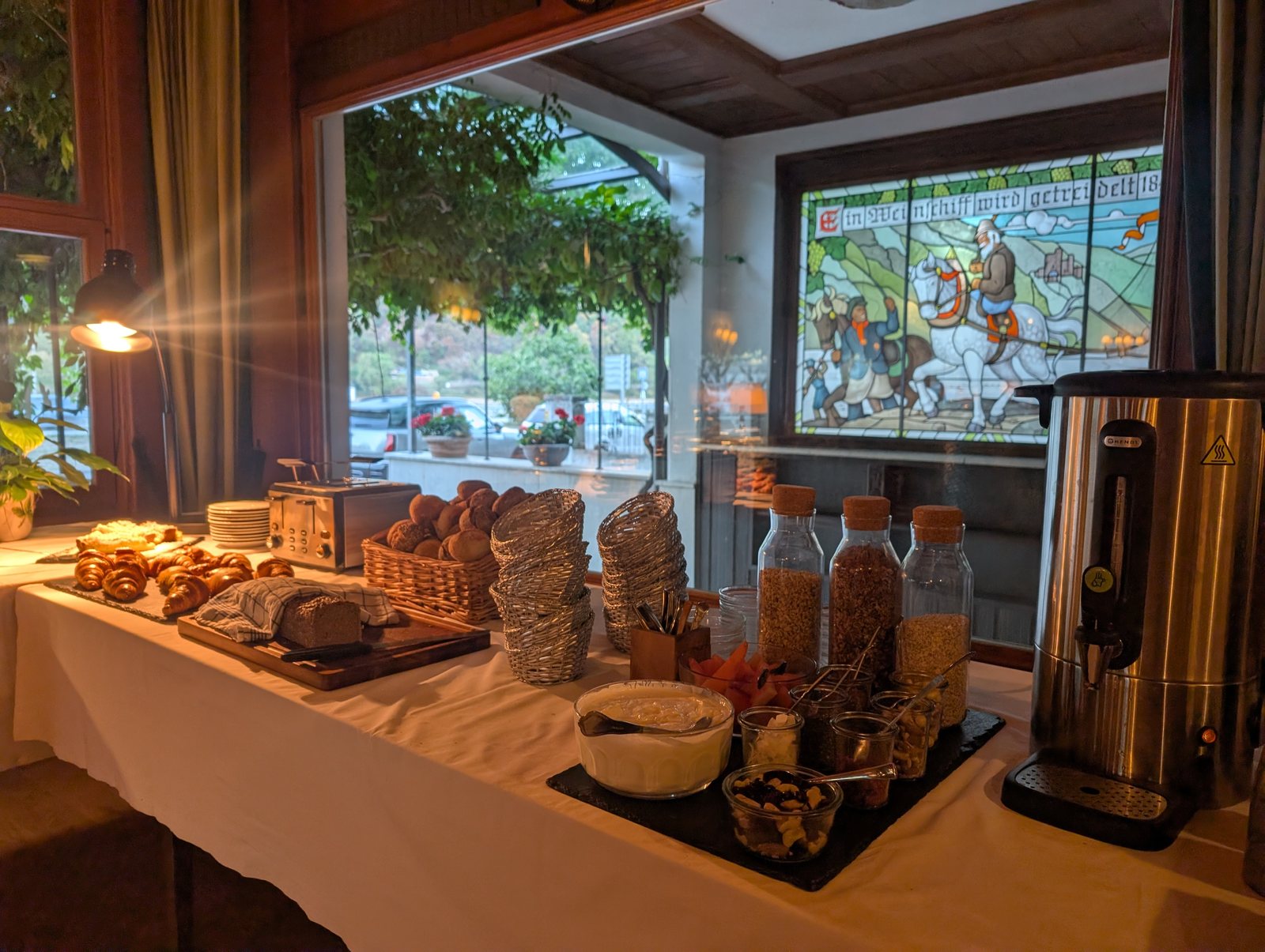 Das Frühstücksbuffet mit Croissants, Brot, Müsli und Joghurt