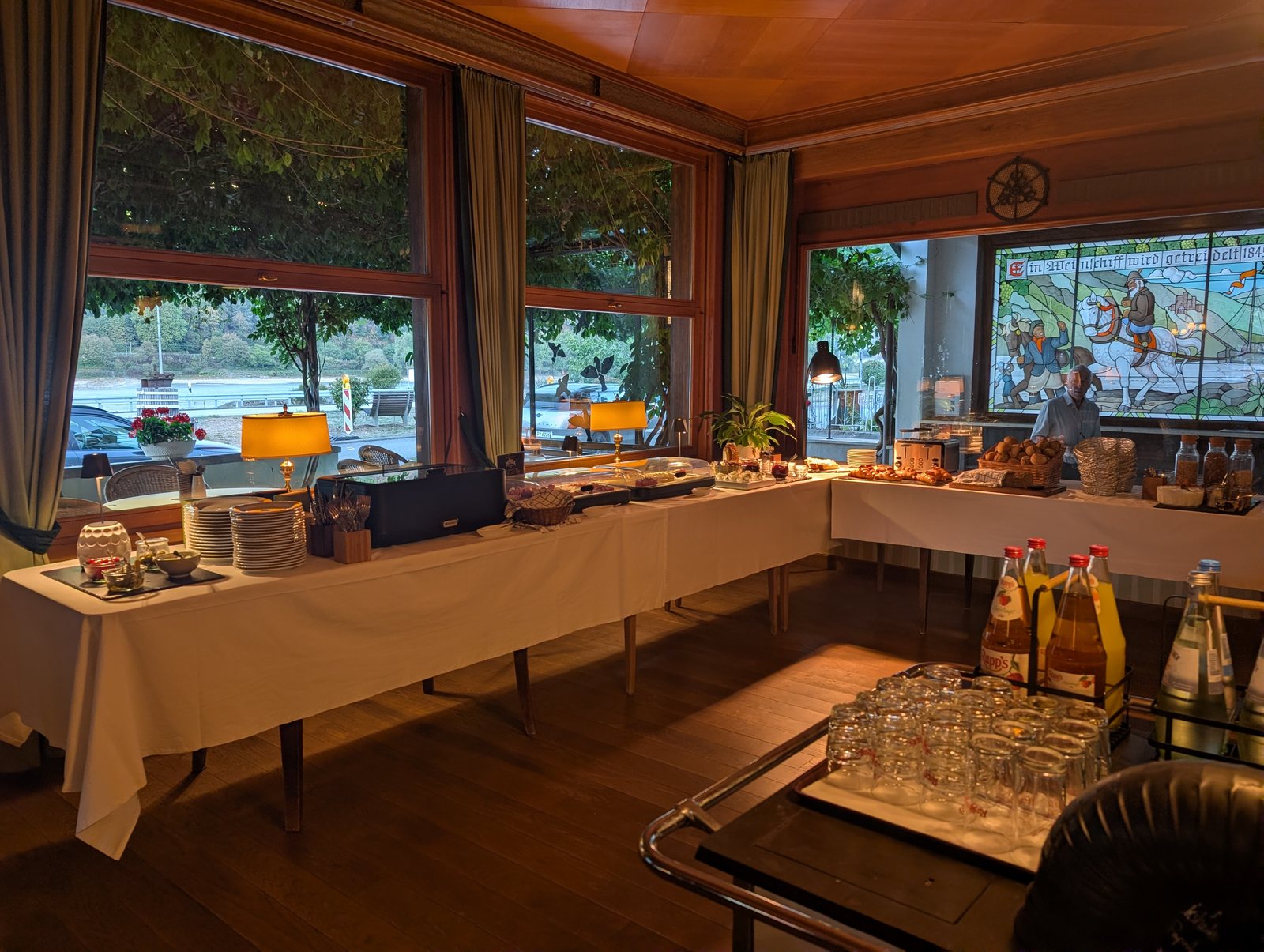 Der Frühstücksraum mit langem Buffet vor großen Fenstern zur Rheinterrasse