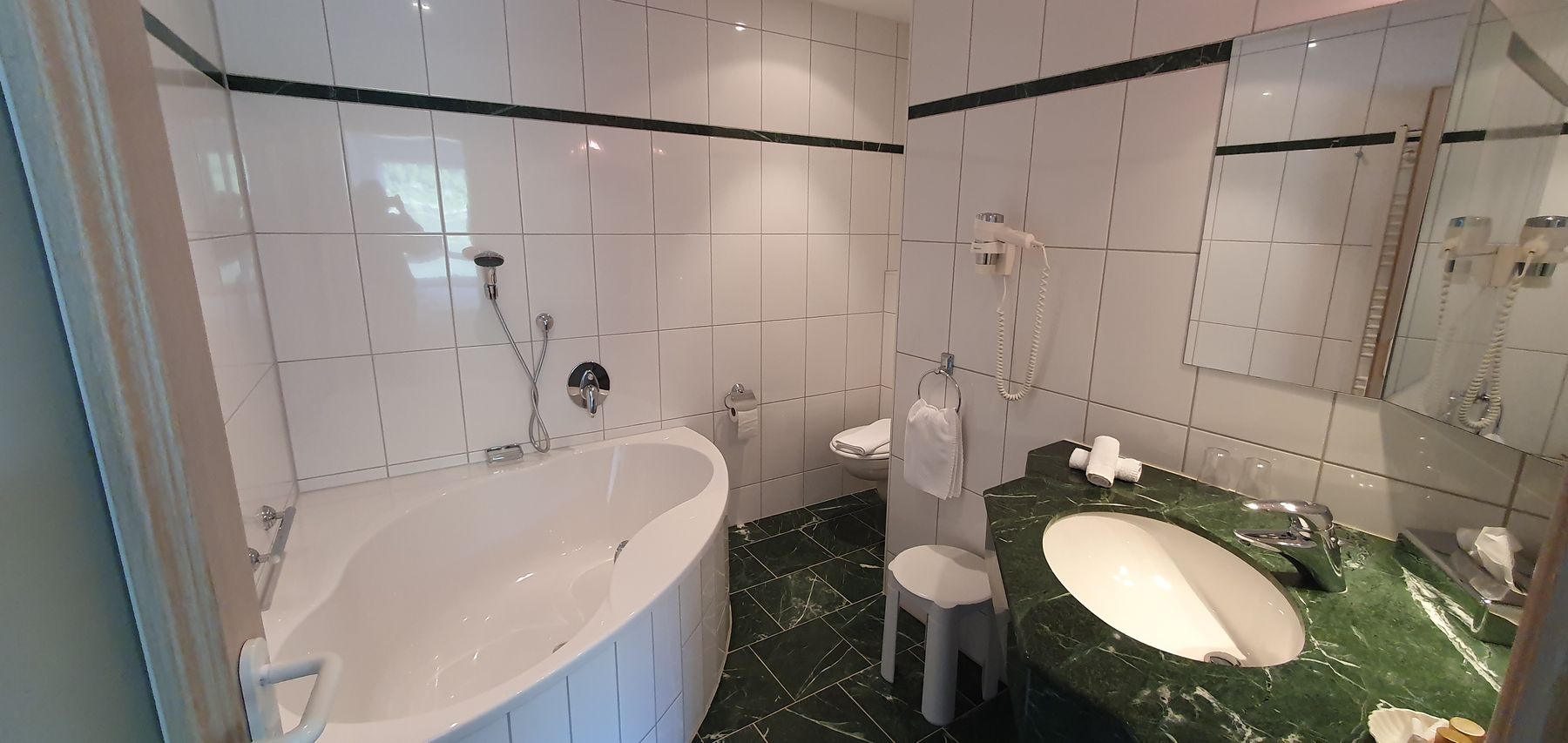 Bad mit großer Eckbadewanne