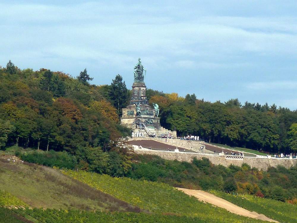 Das Niederwalddenkmal mit der Germania hoch über den Weinbergen