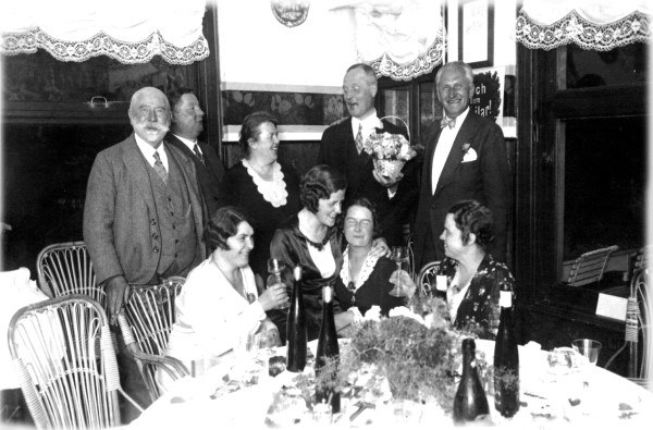 Historisches Foto: eine Festgesellschaft an einer gedeckten Tafel im Hotel Schön