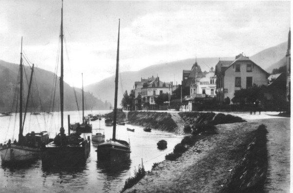 Historische Aufnahme: Segelschiffe am Ufer von Assmannshausen, dahinter die Häuser am Rhein