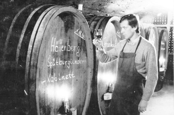 Im Weinkeller der Familie Schön: ein Fass Höllenberg Spätburgunder