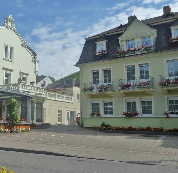 Das Gästehaus mit Blumenkästen an den Fenstern