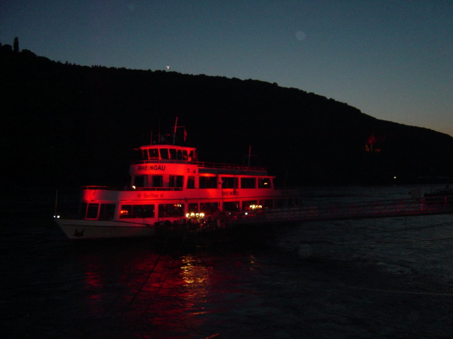 Die Rheingau der Rössler-Linie am Abend, rot beleuchtet am Anleger