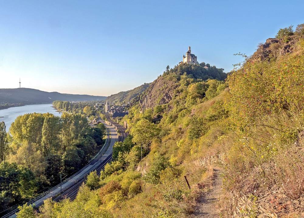 Der Rheinsteig als schmaler Pfad hoch über dem Fluss