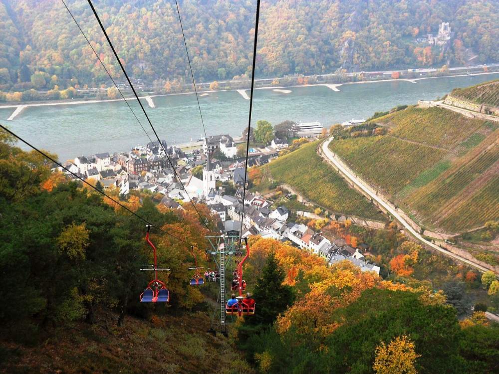 Der Sessellift von Assmannshausen über dem herbstlichen Höllenberg